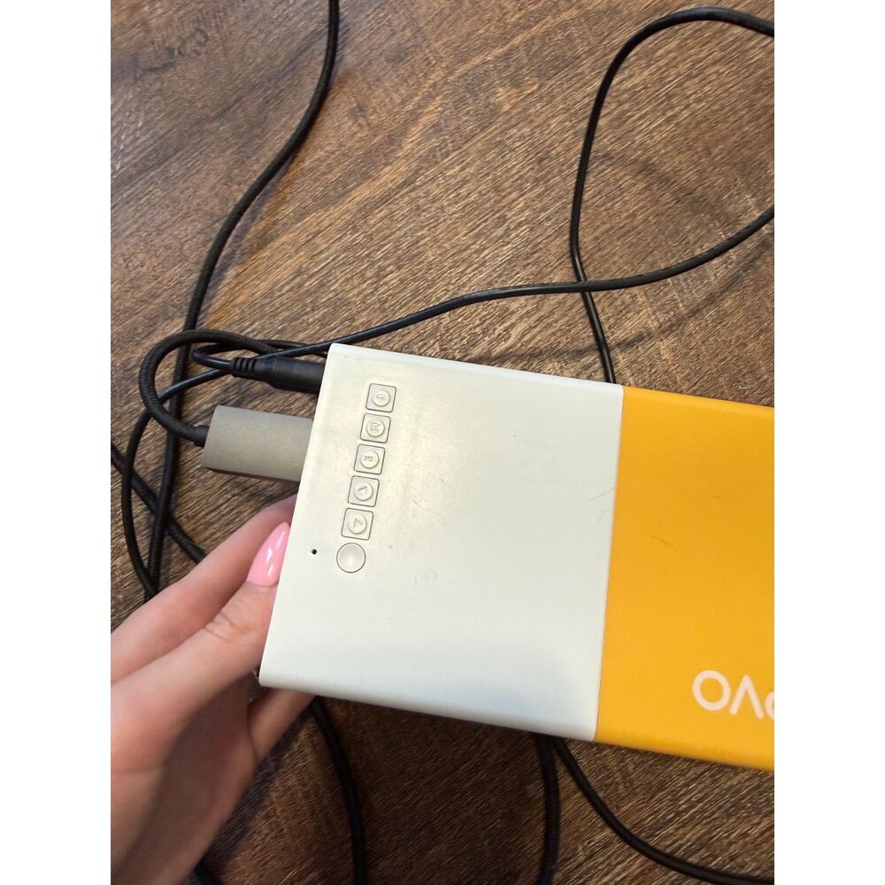 Projector with USB-C cable connector - Picture 3 of 8